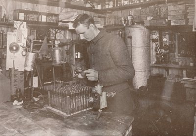 Dr. Simpson in seinem Labor, 21. Dezember 1911, 1913 von Herbert Ponting