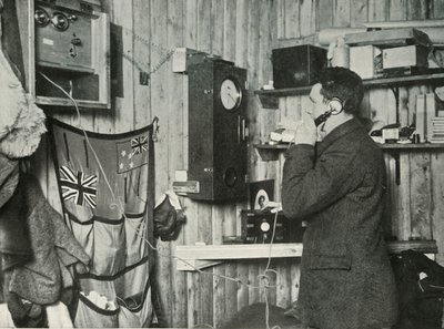 Dr. Simpson in der Hütte am anderen Ende des Telefons, der die Beobachtung zeitlich festlegt von Herbert Ponting