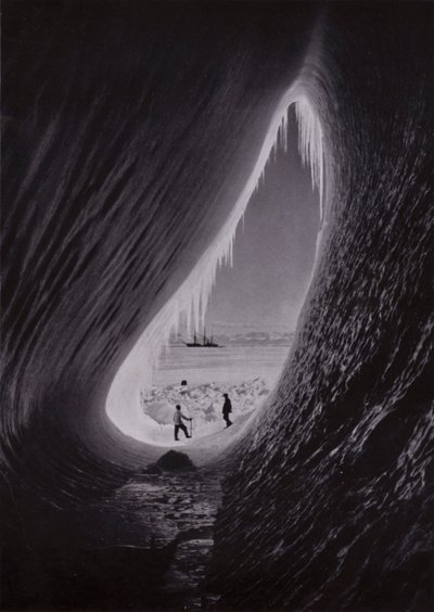 Grotte in einem Eisberg; Terra Nova in der Ferne von Herbert Ponting