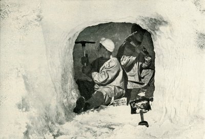 Lieut. Evans und Nelson graben eine Höhle für die Kaltlagerung, 12. Januar 1911, 1913 von Herbert Ponting