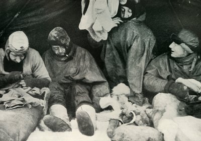 Mitglieder der Polarexpedition steigen in ihre Schlafsäcke, ca. 1911, 1913 von Herbert Ponting