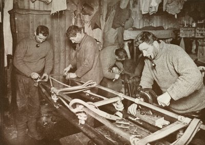 Vorbereitung der Schlitten für die Polarreise Crean, Forde, Lashly, P.O. Evans, ca. 1911, 1913 von Herbert Ponting