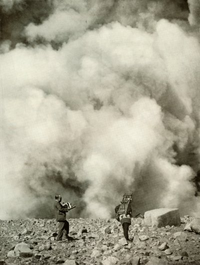 Rauch und Dampf steigen aus dem Krater von Asama nach der Explosion von Herbert Ponting