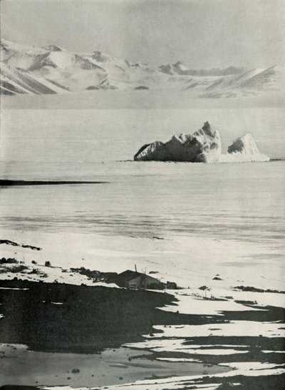Die Hütte und die westlichen Berge vom oberen Ende der Rampe, ca. 1910-1913 von Herbert Ponting