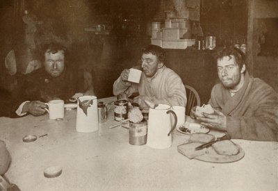 Wilson, Bowers und Cherry-Garrard bei ihrer Rückkehr vom Kap Crozier, 1. August 1911, 1913 von Herbert Ponting