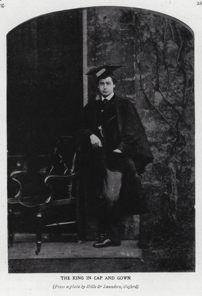 König Edward VII. in Talar und Barett an der Universität Oxford von Hills and Saunders