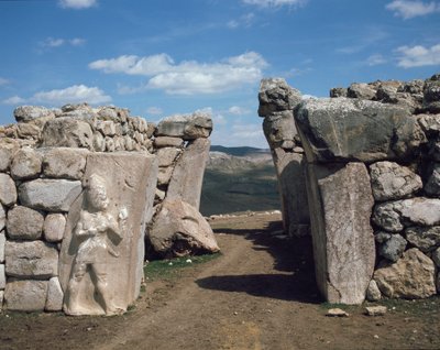 Das Königstor, mit Relief links den Kriegsgott darstellend von Hittite Hittite