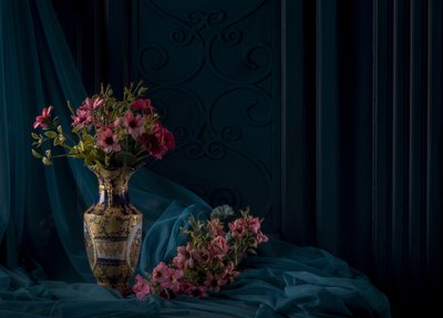 Elegante Goldvase Blumen von Homeira moazami