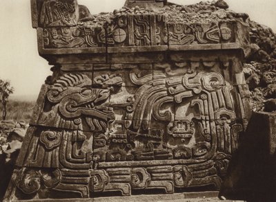 Mexiko: Xochicalco, Teil der Pyramide mit Schlange und Hieroglyphen von Hugo Brehme