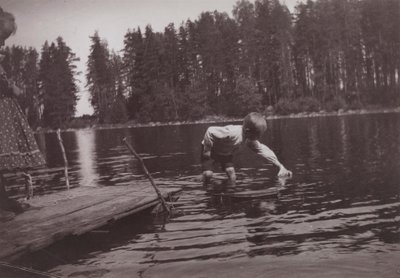 Kinder, die ein Spielzeugboot auf Niemenlautta schwimmen lassen von Hugo Simberg