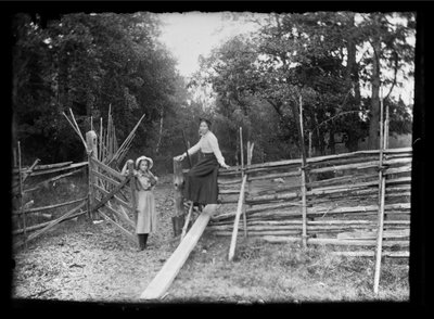 Lilli und Elsa Simberg am Tor entlang der Straße von Niskapohja von Hugo Simberg