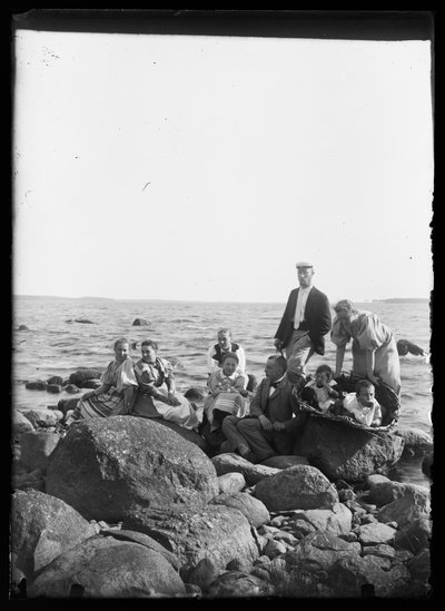 Gruppenfoto auf den Strandfelsen von Selkäranta von Hugo Simberg