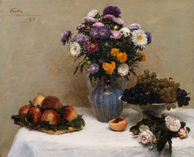 Weiße Rosen und Chrysanthemen in einer Vase - Pfirsiche und Trauben auf einem Tisch mit weißem Tischtuch, 1876 von Ignace Henri Jean Fantin Latour