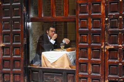 Nachdenklicher Mann am Café-Fenster von Igor Shrayer