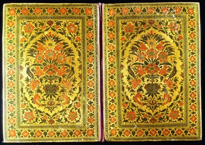 Ein Paar lackierter Buchdeckel mit einem Blumendesign, mit einer Blumenvase und Finken in der Mitte, 18. Jahrhundert von Indian School