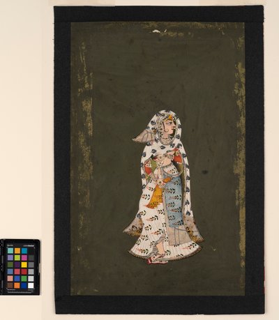 Eine stehende Frau in einem weiß gemusterten Sari mit Pfauenfeder-Muster von Indian School