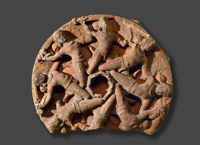 Deckenrundel mit acht verbundenen bewaffneten Kriegern, Süd-Rajasthan von Indian School