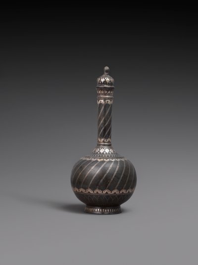 Flasche mit Deckel und Ständer oder Schale aus Metalllegierung mit Silbereinlage, 1700-99 von Indian School