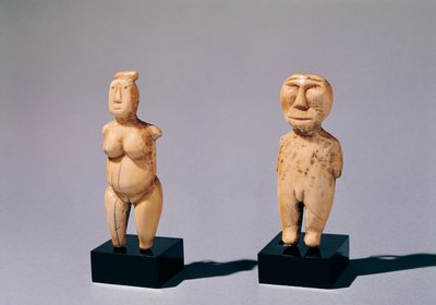 Zwei Statuetten eines Mannes und einer Frau, aus der Beringstraße von Inuit School