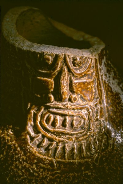 Artefakte aus der Hucha. El Brujo ist ein abgelegener Komplex von Pyramidenruinen der Moche-Kultur, die von etwa 100 bis 800 n. Chr. die Nordküste Perus beherrschte. Bei Ausgrabungen im Moche-Tal im Jahr 1899 war der deutsche Archäologe Max Uhle der erste, von Ira Block