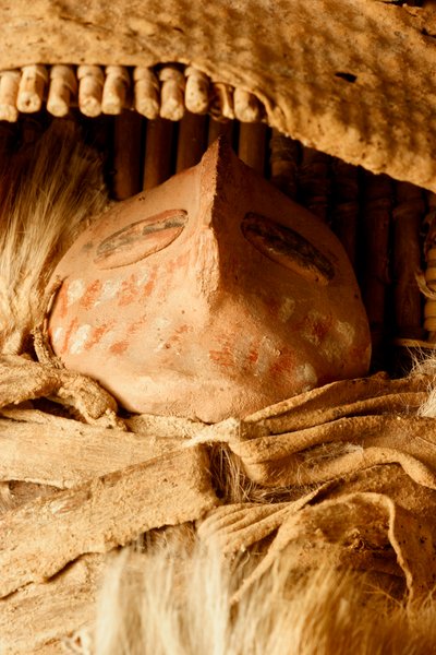 Im College of Eastern Utah Prehistoric Museum in Price, Utah, eine Miniatur-Fremont-Wiege mit einer Keramikfigur, die in den 1930er Jahren im Capitol Reef-Gebiet gefunden wurde von Ira Block