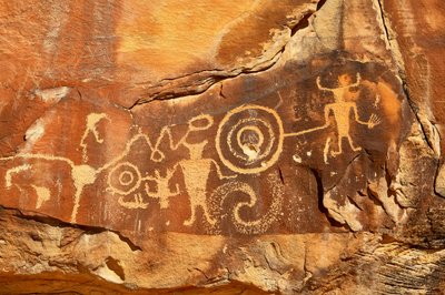 Nahe Vernal, UT bei McKee Springs, Fremont-Petroglyphen, die Krieger zeigen, die Trophäenköpfe halten, 2005 (Foto) von Ira Block