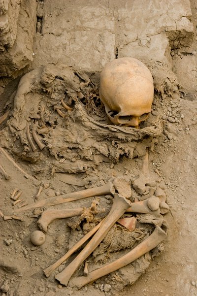 Das weibliche Opfer im Grab mit dem Mumienbündel in Huaca El Brujo, 2005 von Ira Block