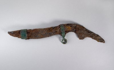 Großes Messer mit Überresten der Scheide, wahrscheinlich aus Sopron, Ungarn, Eisenzeit (Eisen und Holz) von Iron Age