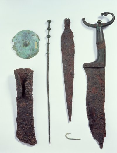 Von oben nach unten: Messer, Speerspitze, Angelhaken, Wäscheklammer, Gürtelplatte und Axt, alle gefunden in Männergräbern in Hallstatt, Eisenzeit von Iron Age
