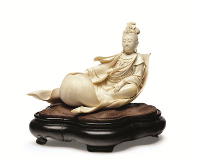 Elfenbeinschnitzerei von Kannon auf einem Lotusblatt, Meiji-Periode, späte 19. Jahrhundert von Ishikawa Komei
