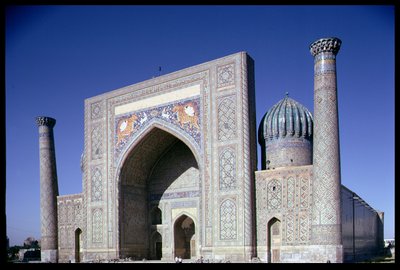 Fassade der Shirdar Madrasa, Timuridenzeit, Rigestan-Platz, ca. 1619-35 von Islamic School
