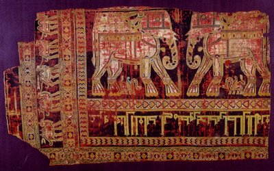 Islamische Kunst: Leichentuch des Heiligen Josse. Seidenstoff, 901 n. Chr. Aus der Abtei Saint Josse, Khorasan, Chorasan oder Khurasan. Herat, modernes Afghanistan. Paris, Louvre Museum von Islamic School