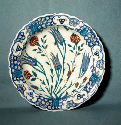 Islamische Kunst: dekorierter Keramikteller aus Iznik (heutiges Nicaea) in der Türkei. 16. Jahrhundert. Sèvres, Nationalmuseum für Keramik von Islamic School