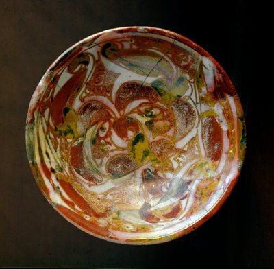 Islamische Kunst: kleine Keramikschale mit pflanzlichen Verzierungen. Aus dem Irak. 9. Jahrhundert n. Chr. Dim. 13,8 cm Paris, Musée du Louvre von Islamic School