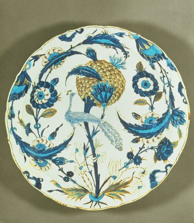Iznik-Teller mit einem Pfau unter Blumen, Türkei, ca. 1550-55 von Islamic School