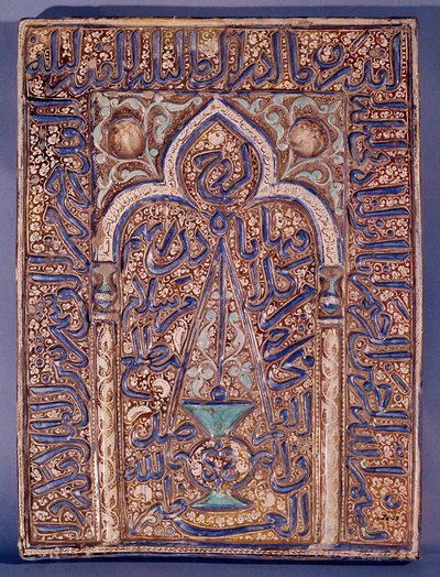 Naher Osten: Platte mit der Darstellung eines Mihrab, Nische in der Wand einer Moschee, die die Gebetsrichtung nach Mekka anzeigt. 13. oder 14. Jahrhundert. Paris, Museum der dekorativen Künste von Islamic School