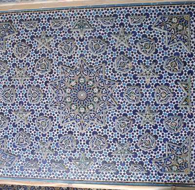 Nordportal-Fliesenpaneel, eines von einem Paar mit hervorstehenden Palmetten und Sternen, die das zentrale Sonnenmedaillon umkreisen, fertiggestellt 1453 von Islamic School