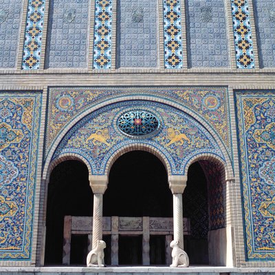 Einer der Aivans mit gefliesten Verkleidungen, Gitter und monolithischen Steinsäulen von Islamic School
