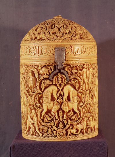 Pyxis mit einem Relief, das die Freuden des höfischen Lebens darstellt, mit dem Namen Al-Mughira, Sohn des Kalifen Abd-al-Rahman III., Umayyadenzeit, aus Córdoba, 968 n. Chr. von Islamic School