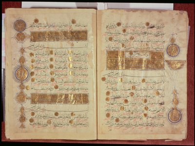 Koran im Seldschuken-Stil mit farbigen Inschriften und dekorativen Zählmedaillons in den Rändern, 12.-13. Jahrhundert von Islamic School