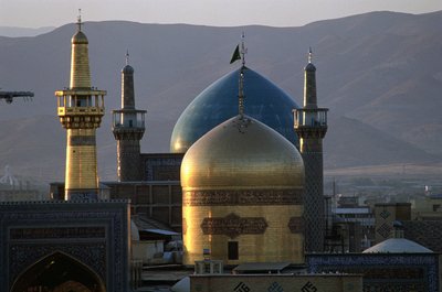 Die ganz vergoldete Kuppel und das Minarett des Schreins von Imam Reza, dem 8. schiitischen Imam, mit der Timuriden-Gowhar-Shad-Moschee dahinter von Islamic School