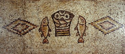 Byzantinisches Mosaik, das Fische und Brote darstellt von Israeli School