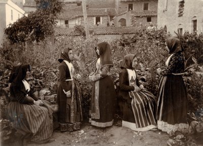 Gruppe von Frauen in traditionellen Kostümen im Garten, Sardinien, Italien von Italian Photographer
