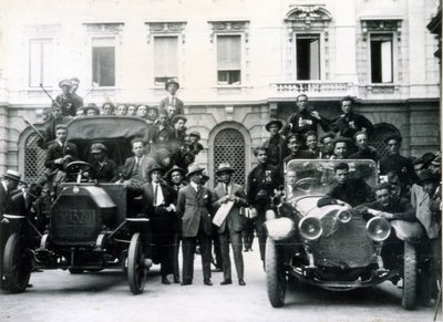 Mailand, 3. und 4. August 1922. Die Reaktion der Faschisten auf den Streik. Aktionsgruppen auf dem Scala-Platz. von Italian Photographer
