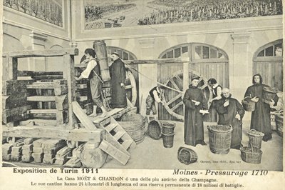 Mönche pressen Champagnertrauben im Jahr 1710, Ausstellung auf der Internationalen Ausstellung in Turin, Italien von Italian Photographer