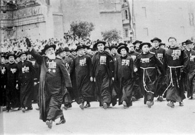 Parade in Rom im Jahr 1931, angeführt vom kirchlichen Körper. von Italian Photographer