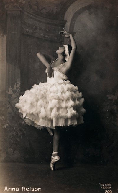Porträt einer Ballerina, Postkarte; der Träger enthält die Angabe "Anna Nelson" von Italian Photographer