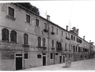 Reihe von Häusern an der Calle Riello, Venedig von Italian Photographer