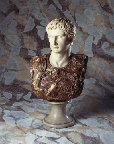 Eine italienische skulptierte Statuar- und Breccia-Marmor-Büste von Caesar Augustus, nach dem Antiken von Italian School