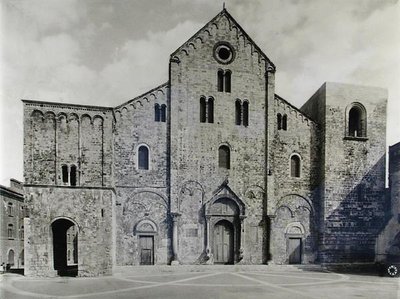 Fassade der Basilika, gegründet 1087 zur Aufnahme der Reliquien des Heiligen Nikolaus von Italian School